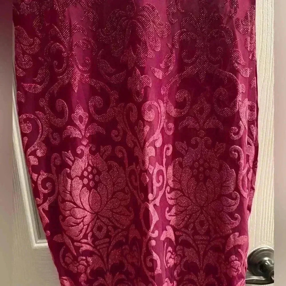 Iris dress with long sleeves in burgundy with raised pattern velvet touch Large - Picture 5 of 13